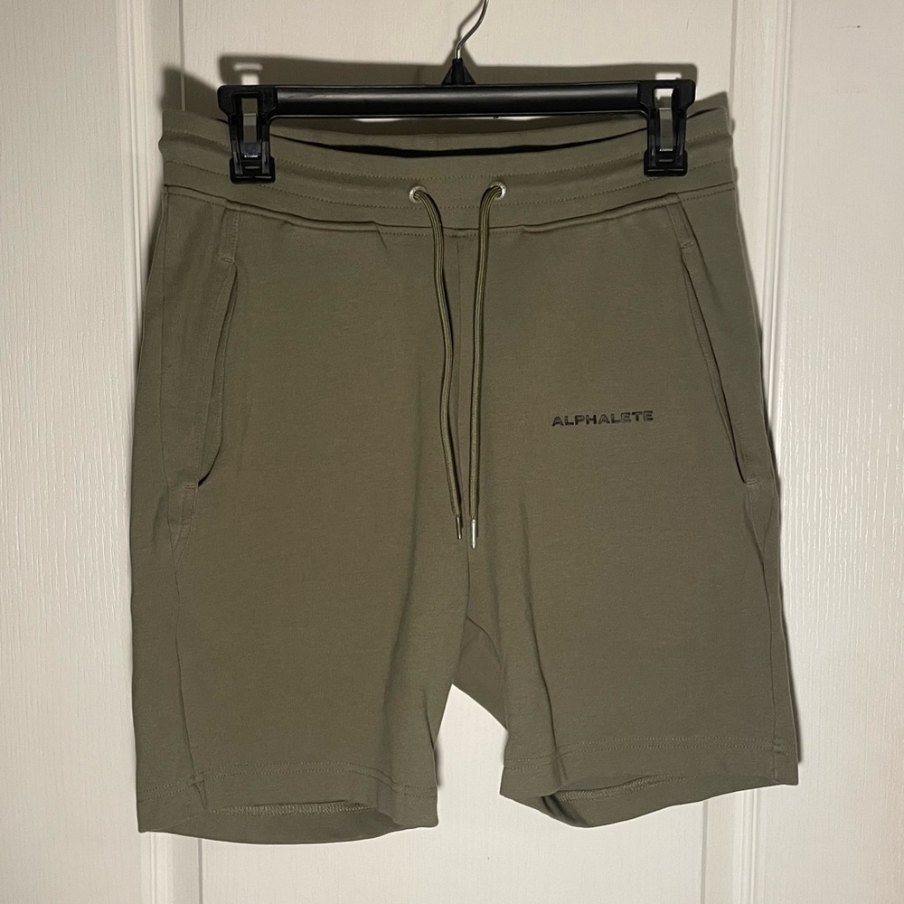 Alphalete‎ Essential Core Shorts Army Green Sz Sm Comfortable, Pockets, Logo.